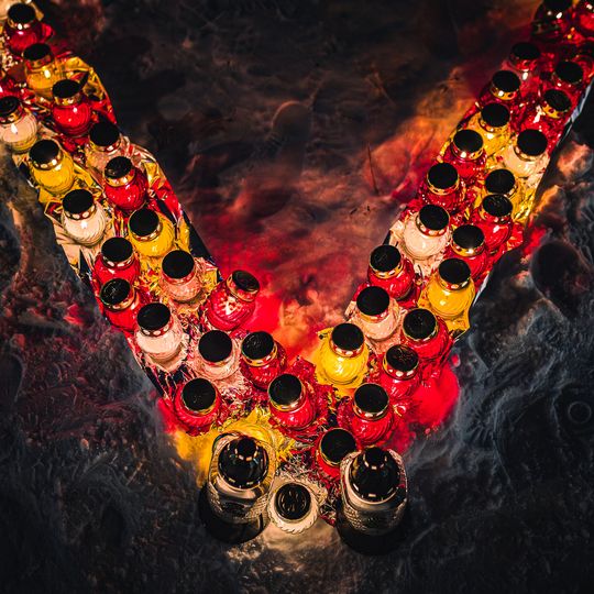 serce ze zniczy na Placu Solidarności, Gdańsk 2026