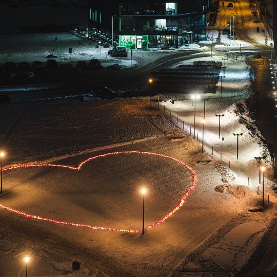 serce ze zniczy na Placu Solidarności, Gdańsk 2026