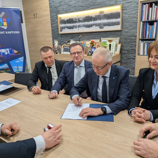 podpisanie umowy na nowe linie autobusowe w powiecie kartuskim