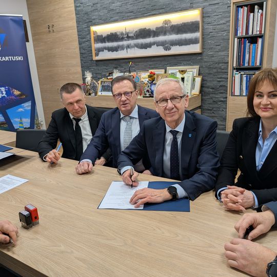 podpisanie umowy na nowe linie autobusowe w powiecie kartuskim