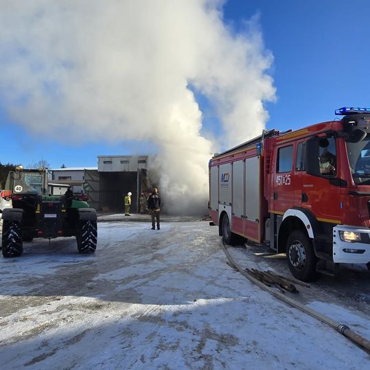 pożar suszarni w zakładzie drzewnym w Karsinie