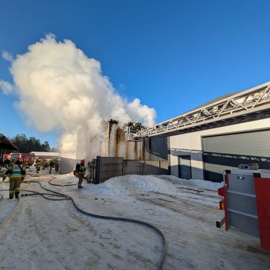 pożar suszarni w zakładzie drzewnym w Karsinie