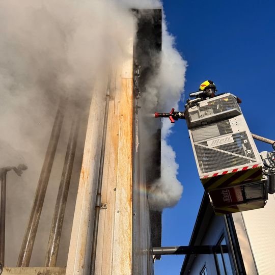 pożar suszarni w zakładzie drzewnym w Karsinie