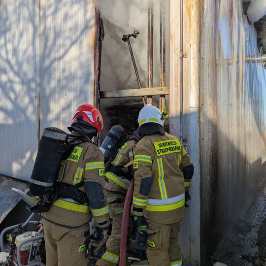 pożar suszarni w zakładzie drzewnym w Karsinie