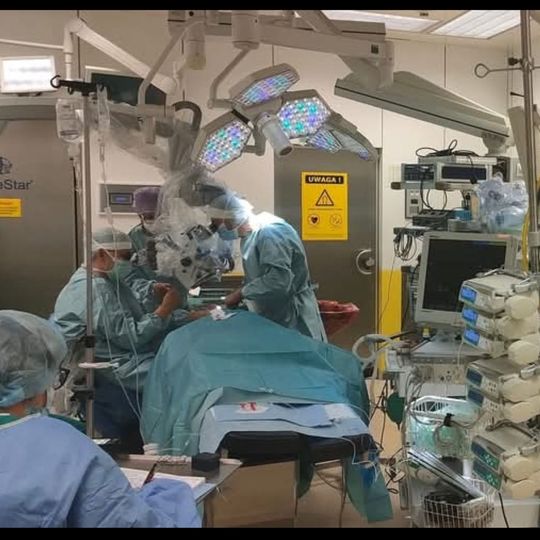 dr Wojciech Wasilewski podczas zabiegu neurochirurgicznego