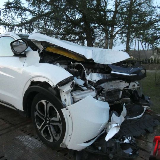 Groźny wypadek pod Kościerzyną. Samochód uderzył w drzewo