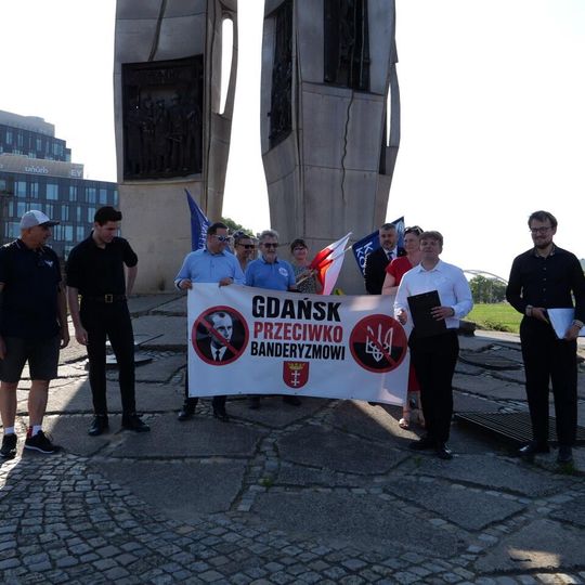 „Gdańsk przeciwko banderyzmowi”. Manifestacja przy Pomniku Poległych Stoczniowców