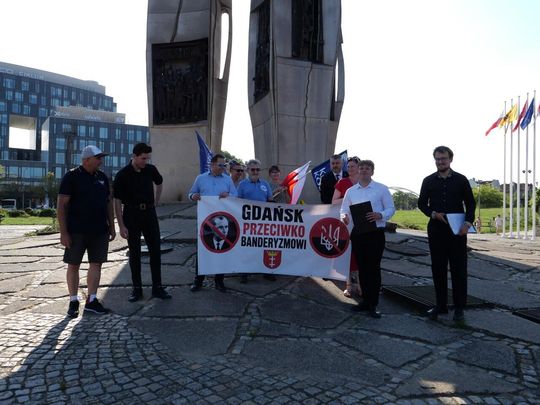 „Gdańsk przeciwko banderyzmowi”. Manifestacja przy Pomniku Poległych Stoczniowców
