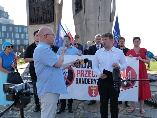 „Gdańsk przeciwko banderyzmowi”. Manifestacja przy Pomniku Poległych Stoczniowców