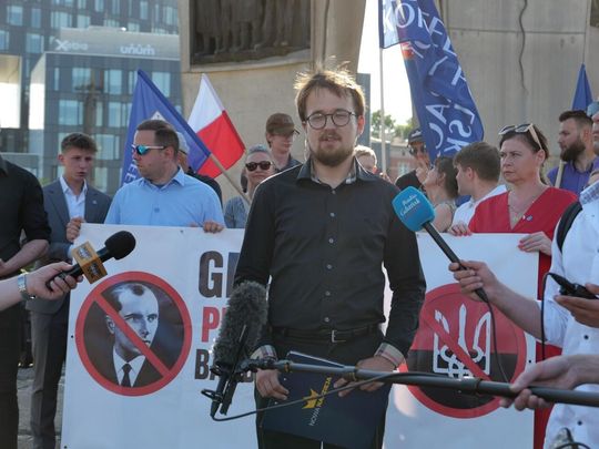 „Gdańsk przeciwko banderyzmowi”. Manifestacja przy Pomniku Poległych Stoczniowców