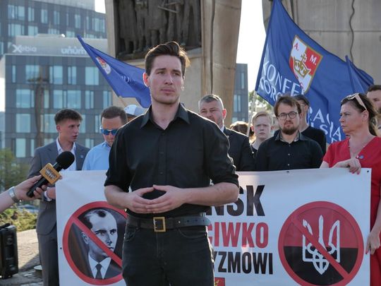 „Gdańsk przeciwko banderyzmowi”. Manifestacja przy Pomniku Poległych Stoczniowców