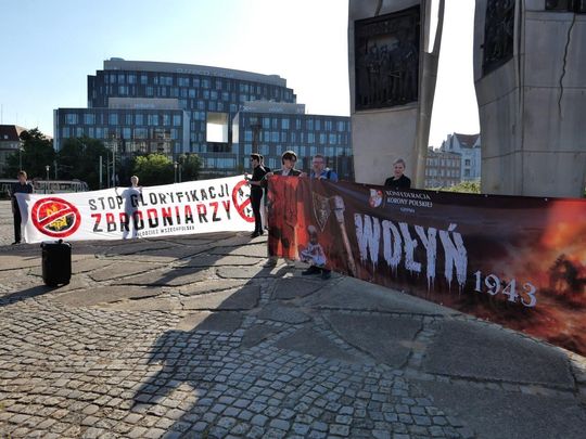 „Gdańsk przeciwko banderyzmowi”. Manifestacja przy Pomniku Poległych Stoczniowców