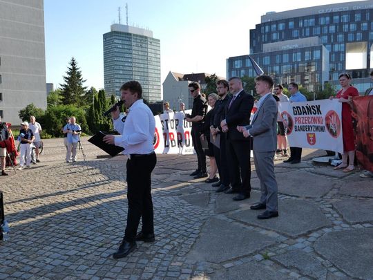 „Gdańsk przeciwko banderyzmowi”. Manifestacja przy Pomniku Poległych Stoczniowców