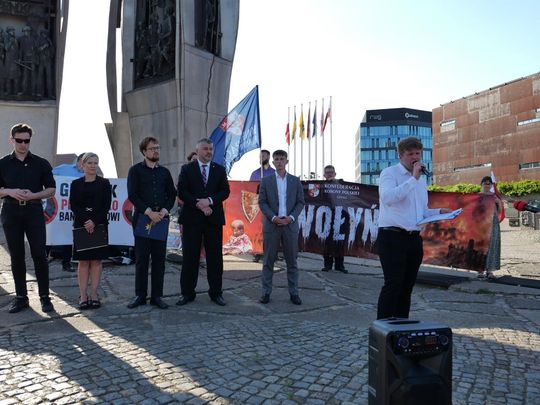 „Gdańsk przeciwko banderyzmowi”. Manifestacja przy Pomniku Poległych Stoczniowców