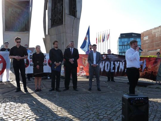 „Gdańsk przeciwko banderyzmowi”. Manifestacja przy Pomniku Poległych Stoczniowców