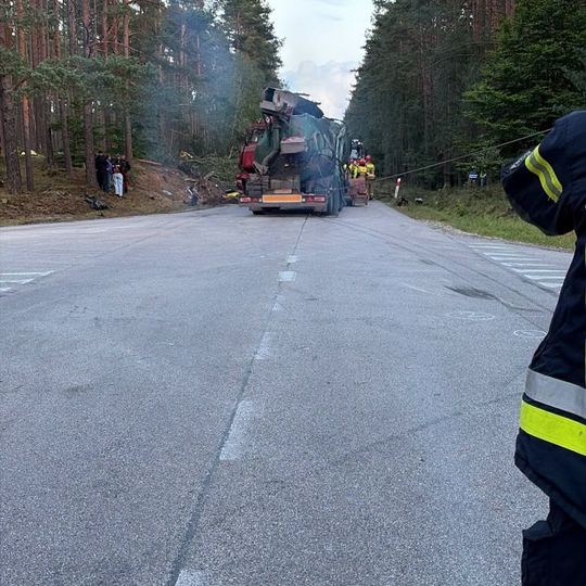 Dwie osoby zginęły w wyniku zderzenia dwóch samochodów ciężarowych i osobówki w powiecie człuchowskim. Do wypadku doszło w czwartek, 17 września między Przechlewem a Koczałą.