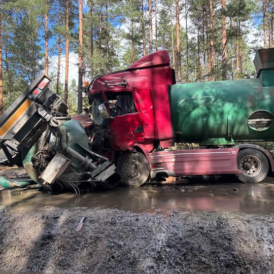 Dwie osoby zginęły w wyniku zderzenia dwóch samochodów ciężarowych i osobówki w powiecie człuchowskim. Do wypadku doszło w czwartek, 17 września między Przechlewem a Koczałą.