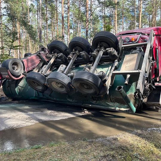 Dwie osoby zginęły w wyniku zderzenia dwóch samochodów ciężarowych i osobówki w powiecie człuchowskim. Do wypadku doszło w czwartek, 17 września między Przechlewem a Koczałą.