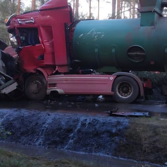 Dwie osoby zginęły w wyniku zderzenia dwóch samochodów ciężarowych i osobówki w powiecie człuchowskim. Do wypadku doszło w czwartek, 17 września między Przechlewem a Koczałą.