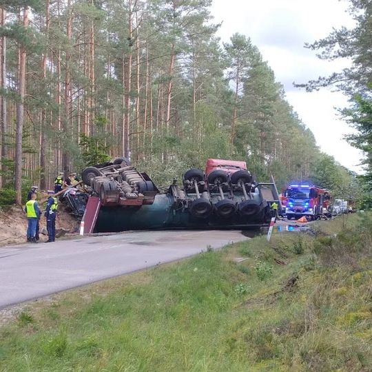 Dwie osoby zginęły w wyniku zderzenia dwóch samochodów ciężarowych i osobówki w powiecie człuchowskim. Do wypadku doszło w czwartek, 17 września między Przechlewem a Koczałą.