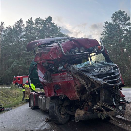 Dwie osoby zginęły w wyniku zderzenia dwóch samochodów ciężarowych i osobówki w powiecie człuchowskim. Do wypadku doszło w czwartek, 17 września między Przechlewem a Koczałą.