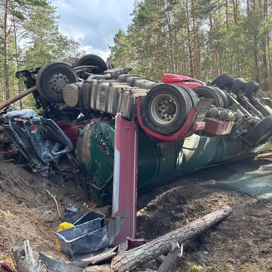 Dwie osoby zginęły w wyniku zderzenia dwóch samochodów ciężarowych i osobówki w powiecie człuchowskim. Do wypadku doszło w czwartek, 17 września między Przechlewem a Koczałą.