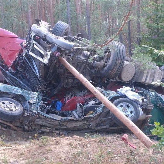 Dwie osoby zginęły w wyniku zderzenia dwóch samochodów ciężarowych i osobówki w powiecie człuchowskim. Do wypadku doszło w czwartek, 17 września między Przechlewem a Koczałą.