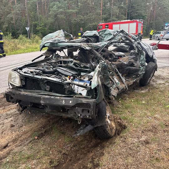 Dwie osoby zginęły w wyniku zderzenia dwóch samochodów ciężarowych i osobówki w powiecie człuchowskim. Do wypadku doszło w czwartek, 17 września między Przechlewem a Koczałą.