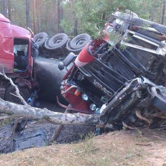 Dwie osoby zginęły w wyniku zderzenia dwóch samochodów ciężarowych i osobówki w powiecie człuchowskim. Do wypadku doszło w czwartek, 17 września między Przechlewem a Koczałą.