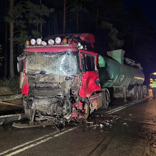 Dwie osoby zginęły w wyniku zderzenia dwóch samochodów ciężarowych i osobówki w powiecie człuchowskim. Do wypadku doszło w czwartek, 17 września między Przechlewem a Koczałą.