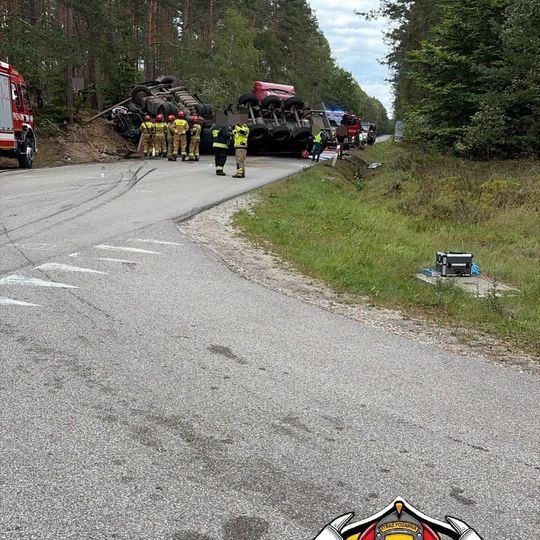 Dwie osoby zginęły w wyniku zderzenia dwóch samochodów ciężarowych i osobówki w powiecie człuchowskim. Do wypadku doszło w czwartek, 17 września między Przechlewem a Koczałą.