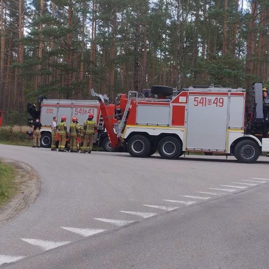 Dwie osoby zginęły w wyniku zderzenia dwóch samochodów ciężarowych i osobówki w powiecie człuchowskim. Do wypadku doszło w czwartek, 17 września między Przechlewem a Koczałą.