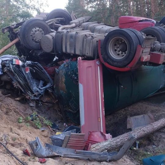 Dwie osoby zginęły w wyniku zderzenia dwóch samochodów ciężarowych i osobówki w powiecie człuchowskim. Do wypadku doszło w czwartek, 17 września między Przechlewem a Koczałą.