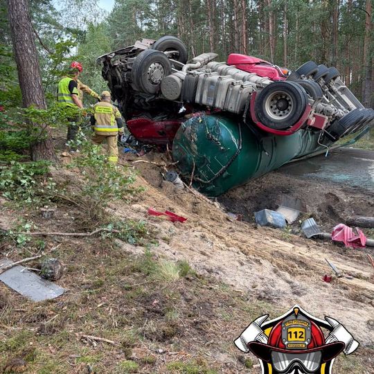 Dwie osoby zginęły w wyniku zderzenia dwóch samochodów ciężarowych i osobówki w powiecie człuchowskim. Do wypadku doszło w czwartek, 17 września między Przechlewem a Koczałą.