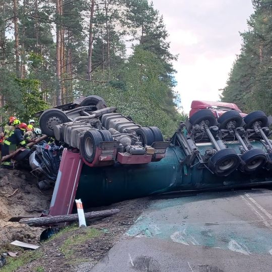 Dwie osoby zginęły w wyniku zderzenia dwóch samochodów ciężarowych i osobówki w powiecie człuchowskim. Do wypadku doszło w czwartek, 17 września między Przechlewem a Koczałą.