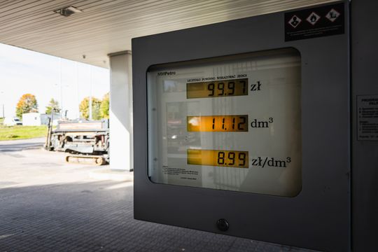 Ceny paliw od dzisiaj niższe. Na stacjach taniej o ponad złotówkę