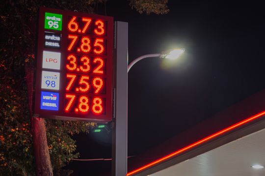Ceny paliw od dzisiaj niższe. Na stacjach taniej o ponad złotówkę