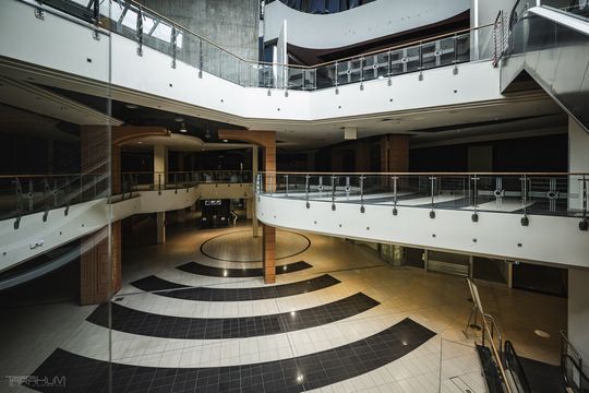 Galeria Alfa znika w oczach. Działają już tylko 3 sklepy