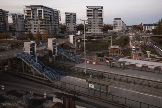 Nowe szaty kładki na Zaspie. Nawierzchnia w czerwieni i szarości