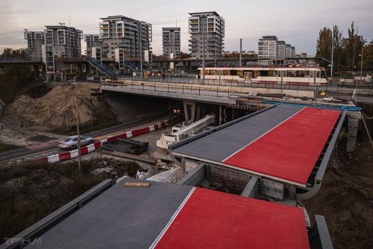 Nowe szaty kładki na Zaspie. Nawierzchnia w czerwieni i szarości