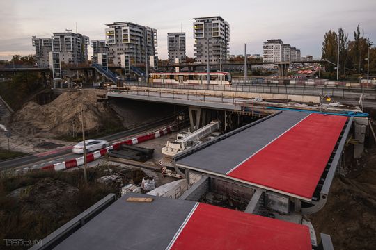 Nowe szaty kładki na Zaspie. Nawierzchnia w czerwieni i szarości