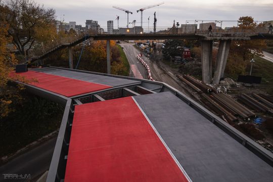 Nowe szaty kładki na Zaspie. Nawierzchnia w czerwieni i szarości