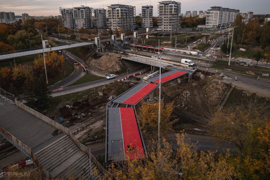 Nowe szaty kładki na Zaspie. Nawierzchnia w czerwieni i szarości