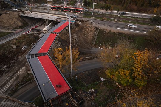 Nowe szaty kładki na Zaspie. Nawierzchnia w czerwieni i szarości