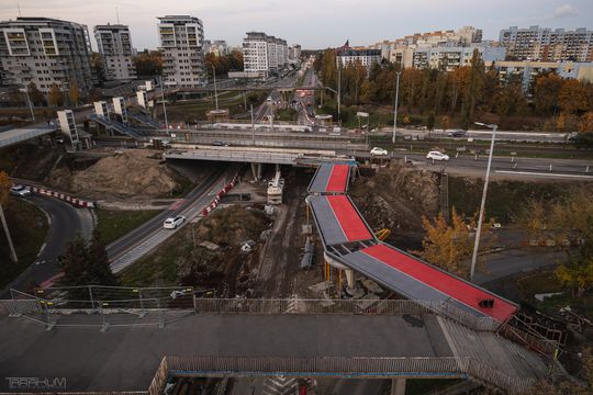 Nowe szaty kładki na Zaspie. Nawierzchnia w czerwieni i szarości