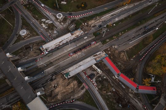 Nowe szaty kładki na Zaspie. Nawierzchnia w czerwieni i szarości