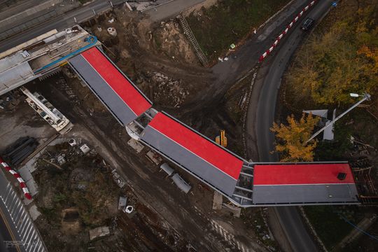 Nowe szaty kładki na Zaspie. Nawierzchnia w czerwieni i szarości