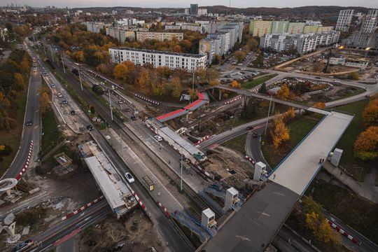 Nowe szaty kładki na Zaspie. Nawierzchnia w czerwieni i szarości