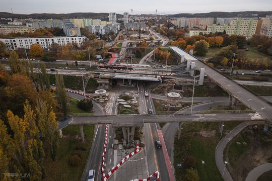 Nowe szaty kładki na Zaspie. Nawierzchnia w czerwieni i szarości
