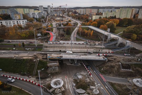 Nowe szaty kładki na Zaspie. Nawierzchnia w czerwieni i szarości